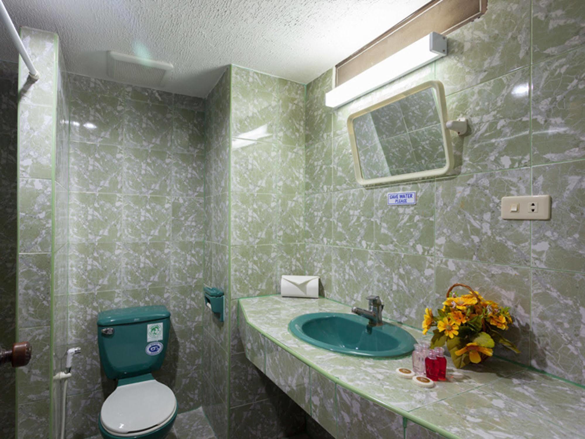 Отель Simple Boutique Seabreeze Patong Экстерьер фото